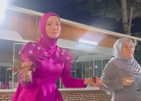 Başörtülü bir annenin düğünde oynayan kızına içten bakışı sosyal medyada viral oldu ➤ haberion.com