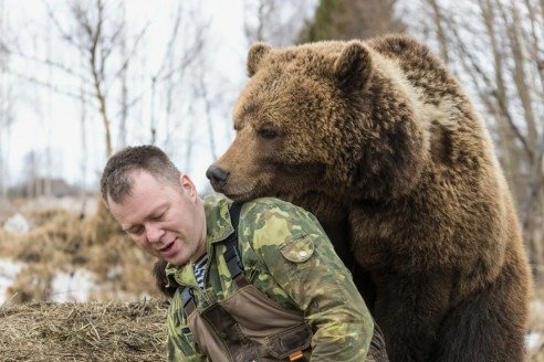 Ayının yavrusunu kurtaran adama verdiği şaşırtıcı tepki ➤ haberion.com