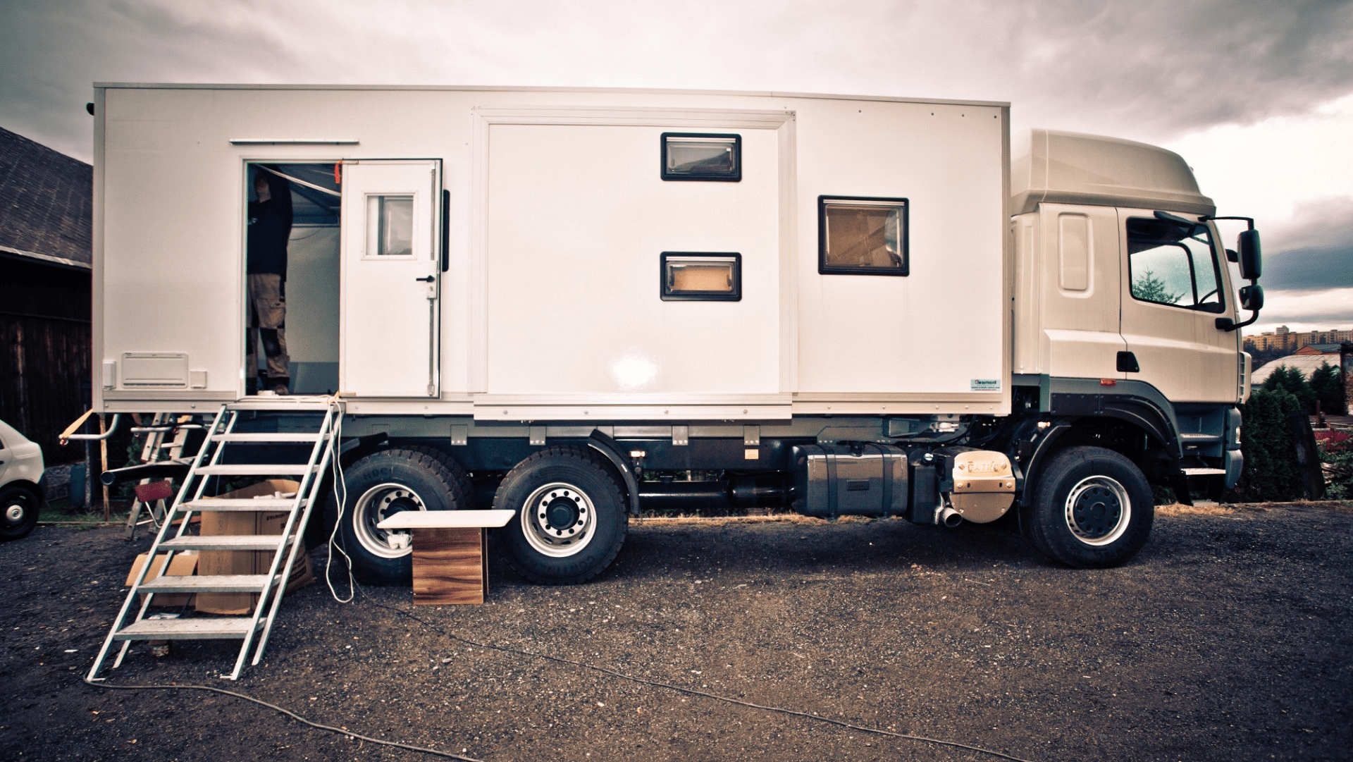 한 커플이 낡은 트럭을 사서 멋진 집으로 탈바꿈했습니다 ➤ haberion.com