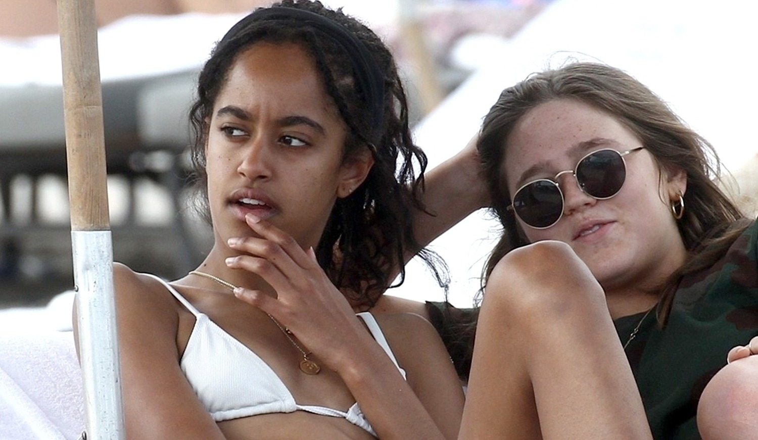 Malia Obama Plajda Tarzıyla Öne Çıktı — En İyi Anlarını İzleyin! ➤ haberion.com