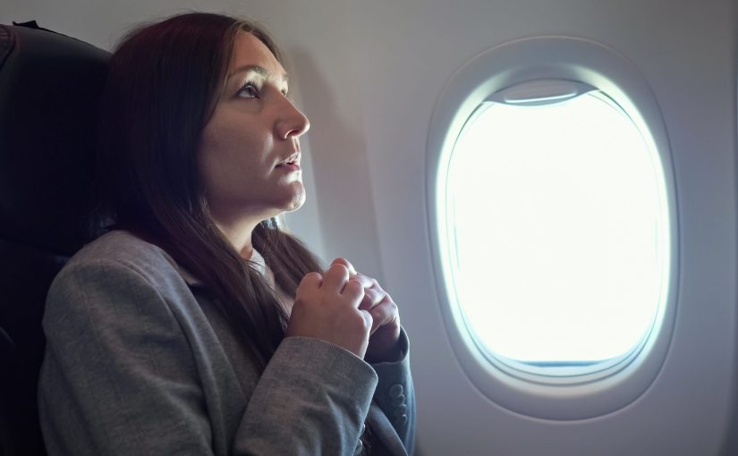 Genç Kadın Uçakta Sinyal Veriyor – Kabin Memurunun Tepkisini İzleyin ➤ haberion.com