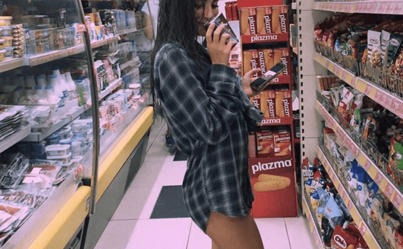 슈퍼마켓에서 이 사진을 보기 전에 혼자 있는지 확인하세요 ➤ haberion.com