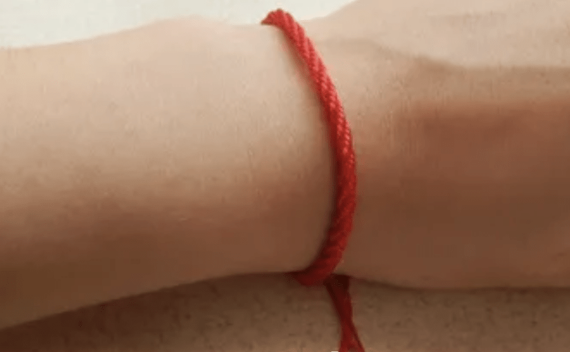 Dlaczego warto nosić czerwoną nitkę na nadgarstku? ➤ haberion.com